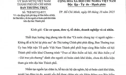 “Chung tay trao tặng - gửi trao bình an” bằng thẻ bảo hiểm y tế, sổ bảo hiểm xã hội cho người khó khăn