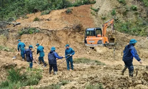 Đà Nẵng: Khắc phục sạt lở đường lên cửa khẩu phụ Tây Giang - Kà Lừm