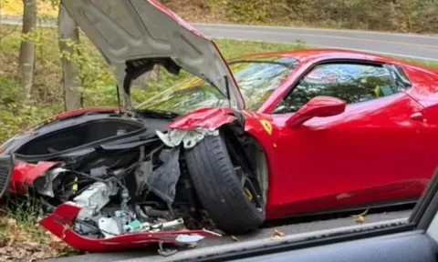 Ferrari 458 Spider 'nát bét' sau khi lao vào xe tải