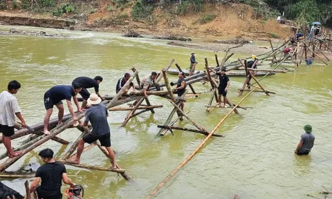 Lũ cuốn trôi cầu, xã vùng cao dựng cầu tre để học sinh đến trường