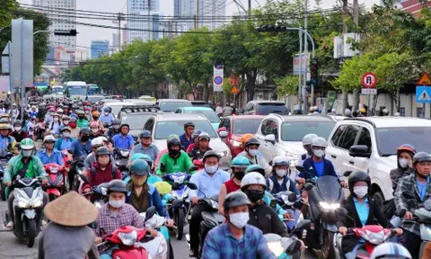 Đường Nguyễn Tất Thành ngột ngạt, người dân mong chờ công viên ven sông từng ngày