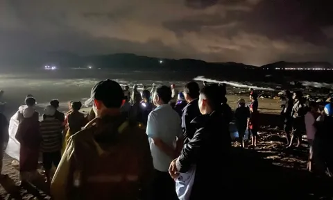 Nhóm thanh thiếu niên rủ nhau đi tắm biển, 2 người bị sóng cao ập vào cuốn mất tích