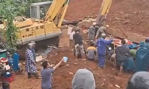 Sập móng nhà đang xây dựng, 2 cha con tử vong