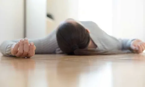 Cô gái 22 tuổi đột tử sau 5 ngày làm điều này: Bác sĩ kêu gọi "nếu ai có thói quen này cần bỏ ngay"