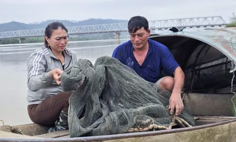 Cặp vợ chồng 20 năm giành giật sự sống cho hơn 50 người nghĩ quẫn giữa dòng Lam