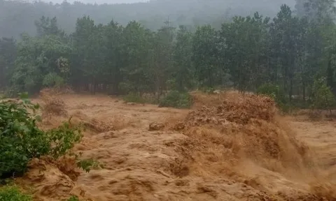 Lũ trên các sông ở miền Trung đang cuồn cuộn chảy về hạ du