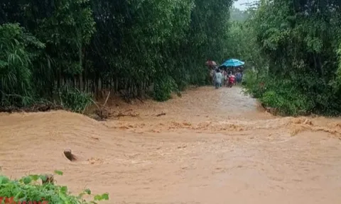 1 học sinh bị hút vào cống thoát nước tử vong, 1 người đàn ông bị lũ cuốn
