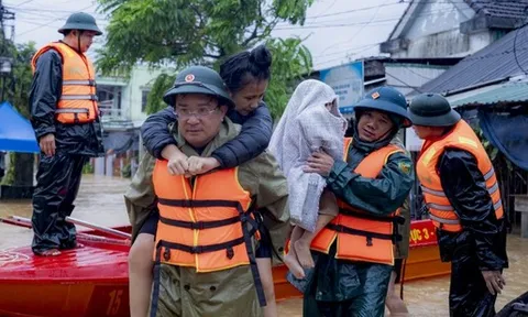 Nước lũ dâng cao, 32 phường, xã ở Huế ngập sâu, 8 xã miền núi bị cô lập