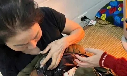 Tìm người thân của bé sơ sinh bị bỏ rơi cạnh bờ mương, người tím tái