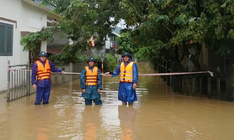Băng qua dòng nước lũ về nhà, một nữ công nhân ở Đà Nẵng tử vong