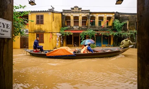 Người dân Hội An chỉ còn có thể dùng thuyền đi lại trên đường
