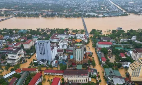 Người dân Huế vất vả trong mưa lũ