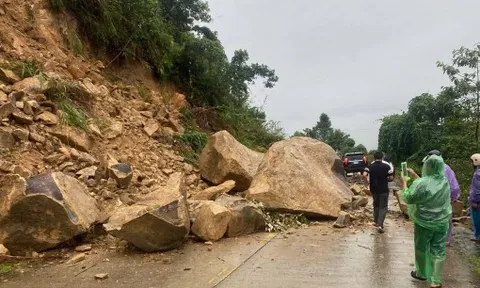 Quảng Ngãi sơ tán hàng trăm hộ dân vì sạt lở