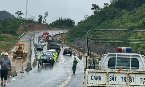 Quả đồi với khoảng 4.000m3 đất đá đổ ập xuống tuyến cao tốc La Sơn- Hòa Liên