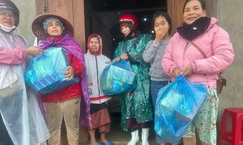 Các cấp Hội LHPN TP Huế khẩn trương hỗ trợ người dân vùng ngập lụt