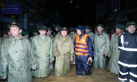 Phó Thủ tướng Trần Hồng Hà kiểm tra, chỉ đạo công tác ứng phó lũ lụt tại Huế