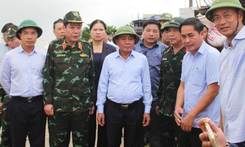 Thường trực Ban Bí thư Trần Cẩm Tú động viên nhân dân vùng lũ Đà Nẵng