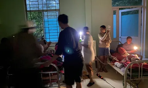 2 người bị sạt lở đất "tiên lượng nặng", xã mượn máy nổ để nạn nhân thở ô xy