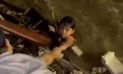 Khoảnh khắc sinh tử bé trai chới với giữa dòng nước lũ