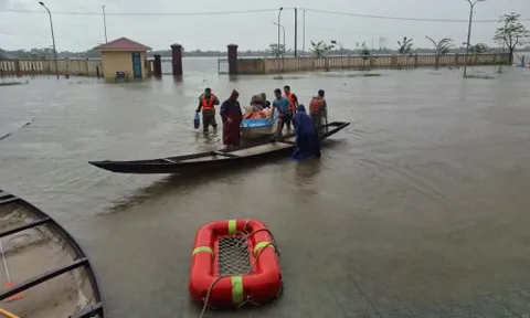 Đoàn từ thiện cứu trợ bà con vùng rốn lũ ở Huế bị lật thuyền, may mắn thoát nạn