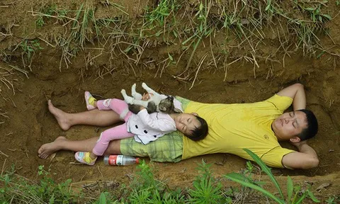 Cô bé từng được bố đào huyệt để "làm quen cái chết", 8 năm sau sống cuộc đời mới