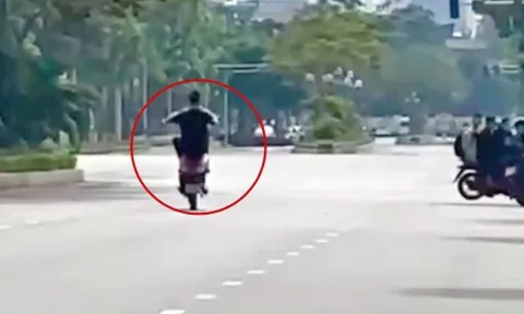 Nam thanh niên điều khiển xe máy bốc đầu trên đường phố Hà Nội bị xử lý