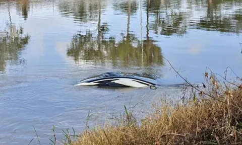Ô tô mất lái lao xuống kênh, tài xế 55 tuổi bị mắc kẹt, tử vong