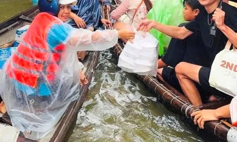 Phụ nữ Huế gác việc nhà, nấu cơm nóng hỗ trợ bà con bị cô lập trong lũ