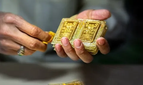 Mua vàng theo lời của kẻ lừa đảo, cụ bà vô tình lãi lớn