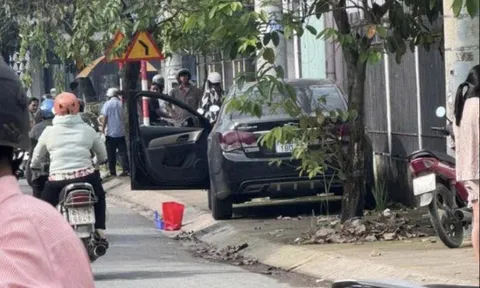 Phát hiện thi thể cô gái phân huỷ trong xe hơi ở TP HCM