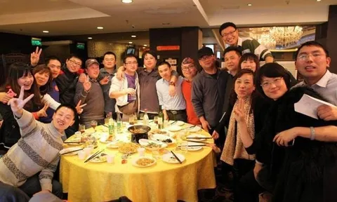 Họp lớp báo 23 người tham gia, lúc đi ăn lại thành 52 người: Ăn xong tôi lặng lẽ rời nhóm chat!