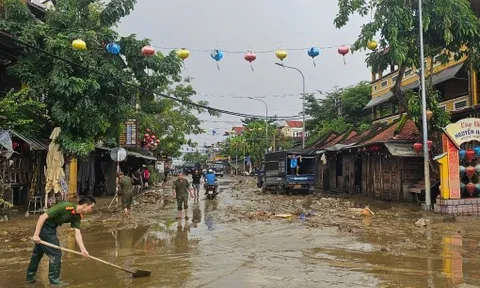 Khẩn trương thu dọn Hội An sau lũ