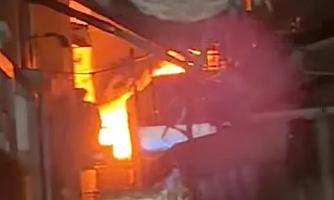 Cháy lớn ở căn nhà chứa bao bì tại phường Bình Hưng Hòa, TP HCM