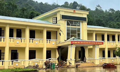 Trụ sở 1 xã ở Đà Nẵng bị nứt gãy khủng khiếp trong mưa lũ lịch sử