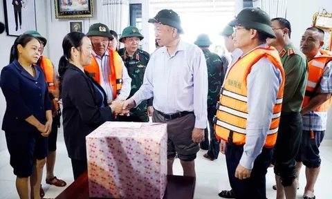 Tổng Bí thư chia sẻ về những thiệt hại do mưa lũ gây ra với người dân Huế