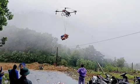 Drone liên tục cất cánh đưa hàng tiếp tế người dân khu vực bị cô lập 