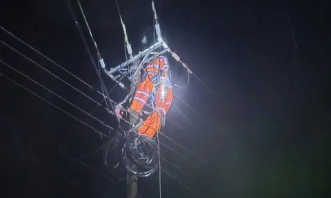 Gần 99% khách hàng miền Trung đã có điện trở lại sau lũ