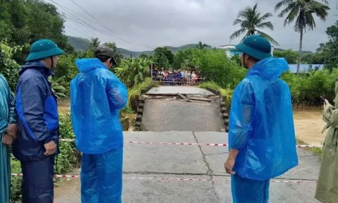 Sập cầu ở Quảng Ngãi, cả người và xe máy rơi xuống sông