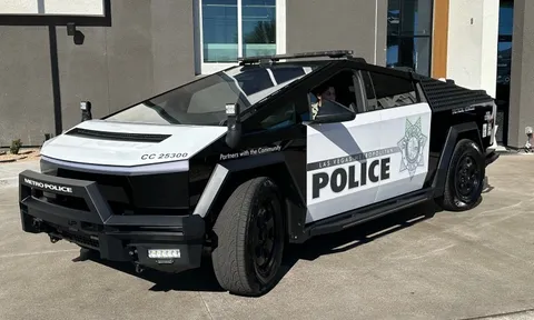Elon Musk thích thú khi Tesla Cybertruck được làm xe cảnh sát