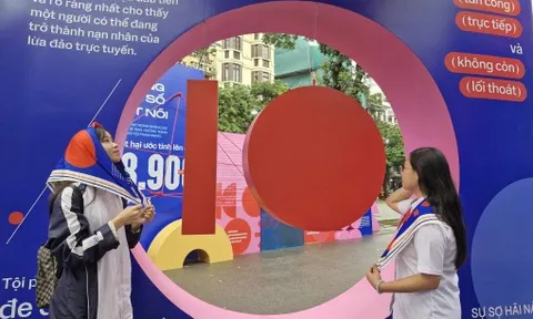 Khám phá triển lãm đa giác quan "Không một mình" trên phố đi bộ Hồ Gươm