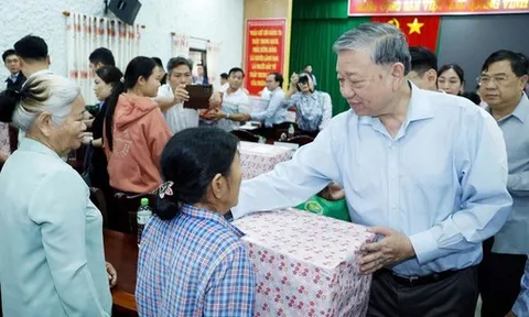 Phát huy tinh thần đoàn kết, chung tay giúp người dân Huế sớm ổn định sau mưa lũ