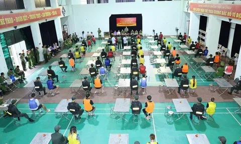 Hình ảnh bắt 66 đối tượng trong tổ chức lừa đảo tại Campuchia do “bà trùm” người Việt cầm đầu
