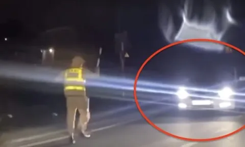 Né kiểm tra nồng độ cồn, tài xế lùi ô tô xuống ruộng