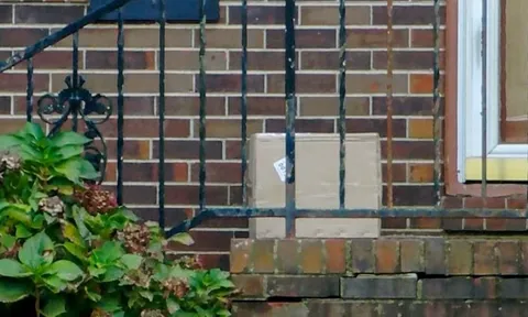 Người phụ nữ sốc nặng khi thấy tay người trong gói hàng mới nhận