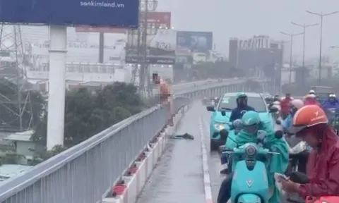 Người đàn ông cầm vật nhọn cứa cổ, nhảy xuống sông Sài Gòn