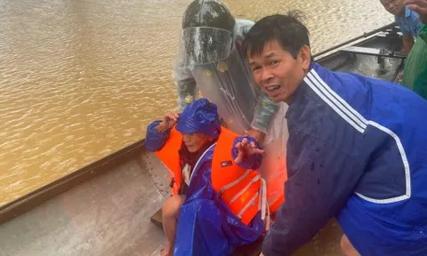 Mưa lũ vẫn tiếp tục vùi dập TP Huế 