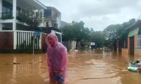 Lũ chưa rút hết, người dân Huế lại bàng hoàng nghe tin lũ ở thượng nguồn đang đổ về  