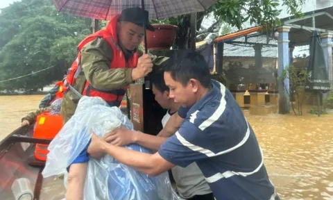 Nước lũ tại TP Huế dâng lên lần 3, lực lượng vũ trang tiếp tục vượt lũ cứu người