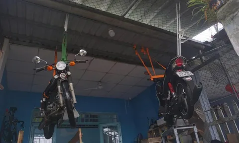 Cận cảnh xe máy treo lên trần nhà, hơn 100 hộ dân buộc phải rời nhà khẩn cấp