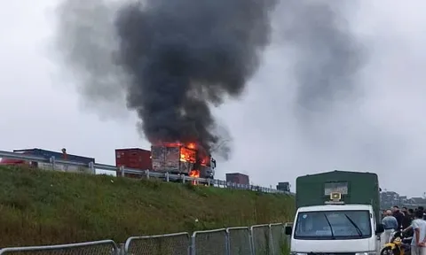 Xe tải bốc cháy dữ dội trên cao tốc Bắc Nam